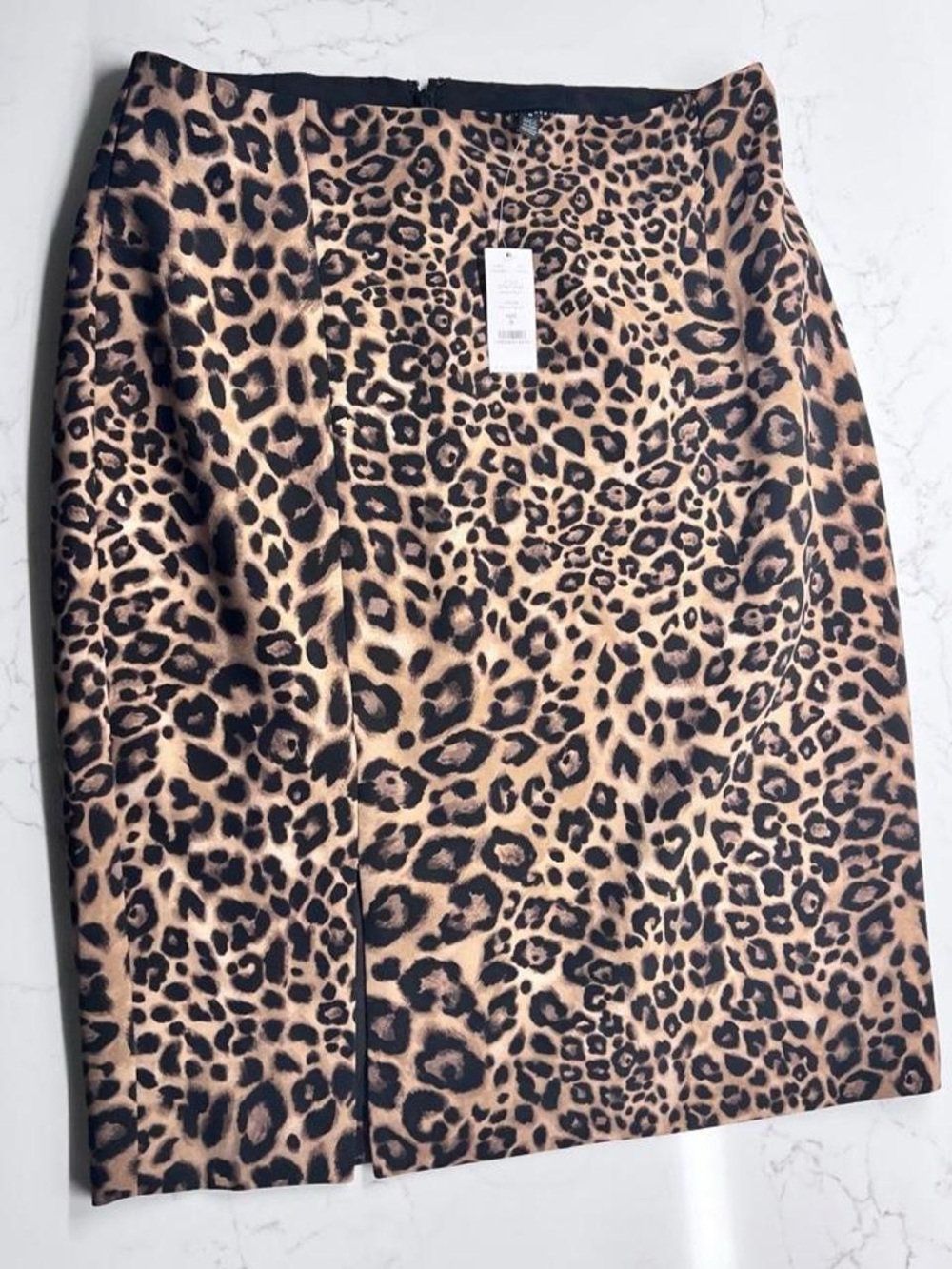 White House Black Market NWT leopard print pencil skirt in size 8 Classy